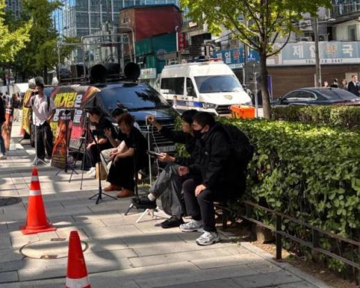 자택·제작사 이어 버거킹 본사 앞…암살자(들) 집회 확산
