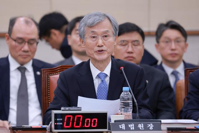 조희대 대법원장이 6일 국회 법제사법위원회에서 열린 대법원 등에 대한 국정감사에서 법사위원 질문에 답하고 있다사진연합뉴스