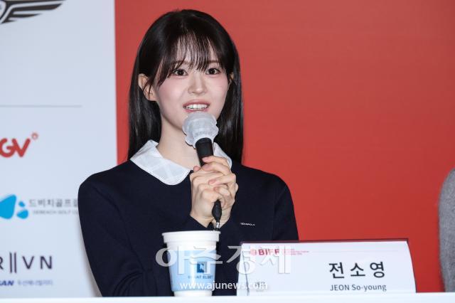 الممثلة جيون سو-يونج تلقي كلمة ترحيب في مهرجان釜山 السينمائي الدولي