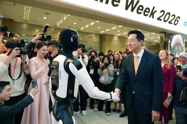오세훈 서울시장이 8일 코엑스에서 열린 스마트라이프위크 2026 SLW 2026 전시장 입구에서 로봇과 악수하고 있다 사진서울시