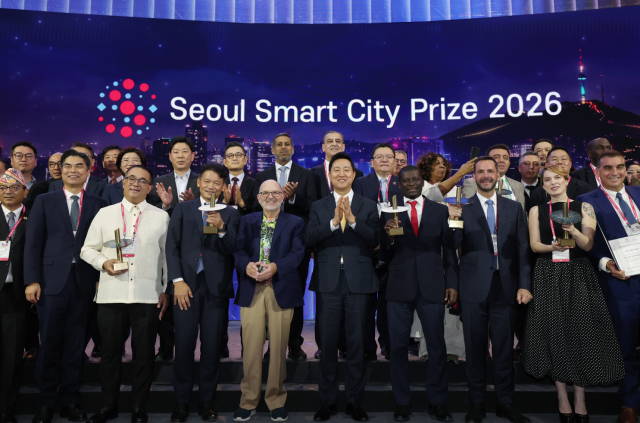 오세훈 서울시장이 8일 코엑스에서 열린 스마트라이프위크 2026 SLW 2026 개막식에서 ‘제4회 서울 스마트도시 상Seoul Smart City Prize’ 수상자들과 기념촬영을 하고 있다 사진서울시