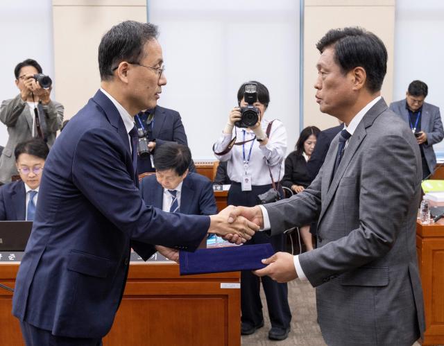 이형일 부총리 겸 재정경제부 장관왼쪽이 6일 국회에서 열린 재정경제기획위원회 국정감사에 출석해 증인 선서를 마친 뒤 조승래 재경위원장에게 선서문을 제출하고 있다 사진연합뉴스