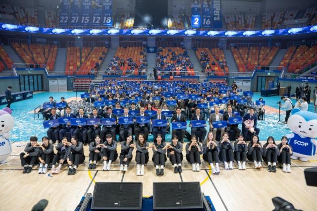 SOOP 수퍼스 창단식에 참석한 선수단과 구단 관계자 팬들이 함께 기념촬영을 하고 있다사진SOOP