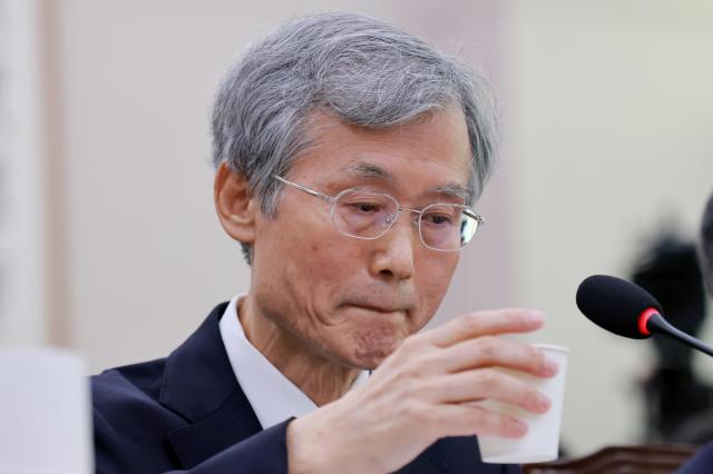 조희대 대법원장이 6일 국회 법제사법위원회에서 열린 대법원 등에 대한 국정감사에서 목을 축이고 있다 사진연합뉴스