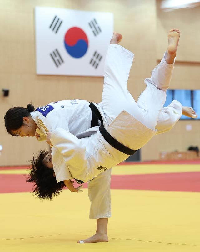 유도 국가대표 정수진이 9일 충북 진천군 진천국가대표선수촌에서 열린 2026 아이치·나고야 아시안게임 유도 국가대표팀 미디어데이 공개 훈련에서 연습하고 있다 사진연합뉴스