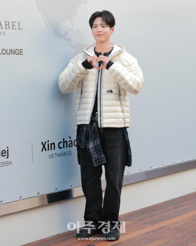 El actor Park Bo-gum, embajador de The North Face, visita la nueva tienda Lounge de Myeongdong