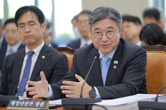 윤호중 행정안전부 장관오른쪽이 6일 오후 서울 여의도 국회에서 열린 행정안전위원회 국정감사에서 의원 질의에 답변하고 있다 사진유대길 기자 dbeorlf123ajunewscom