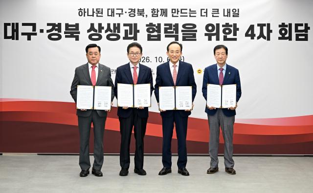 대구시청 산격청사에서 6일 열린 대구·경북 공동 현안 협력을 위한 4자 회담에서 김희수왼쪽 경북도의장과 이철우 경북지사 추경호 대구시장 임인환오른쪽 대구시의장이 기념 사진을 촬영 하고 있다사진대구시