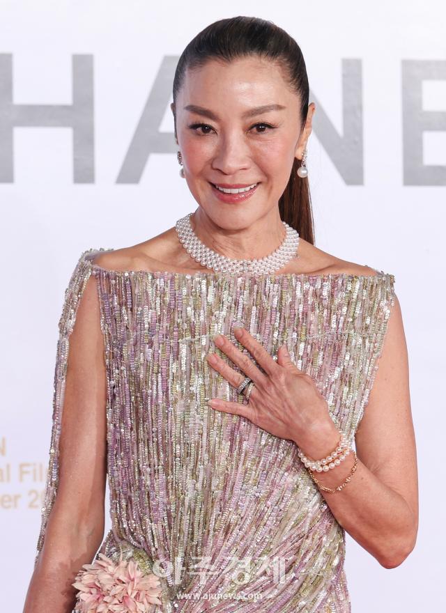 배우 양자경이 6일 부산 해운대구 영화의전당 야외극장에서 열린 제31회 부산국제영화제BIFF 개막식 포토월에서 포즈를 취하고 있다 20261006사진유나현 기자 shootingajunewscom