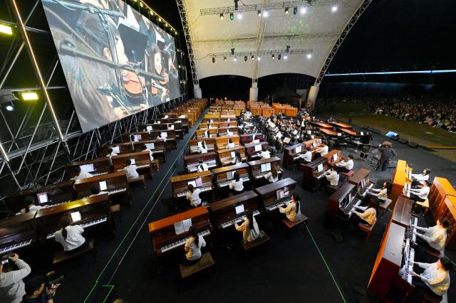 지난 3일 사문진 상설야외공연장에서 ‘2026 달성 100대 피아노’ 공연에서 피아니스트들이 화려한 무대를 선보이고 있다사진달성군