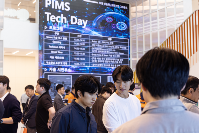  ‘PIMS Tech Day’에 참여한 직원들이 개발 사례를 유심히 살펴보고 있다 사진포항제철소