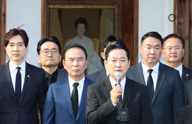 충북 옥천의 고 육영수 여사 생가에서 영화 암살자(들) 규탄 기자회견하는 장동혁 대표 26.10.5 [사진=연합뉴스]