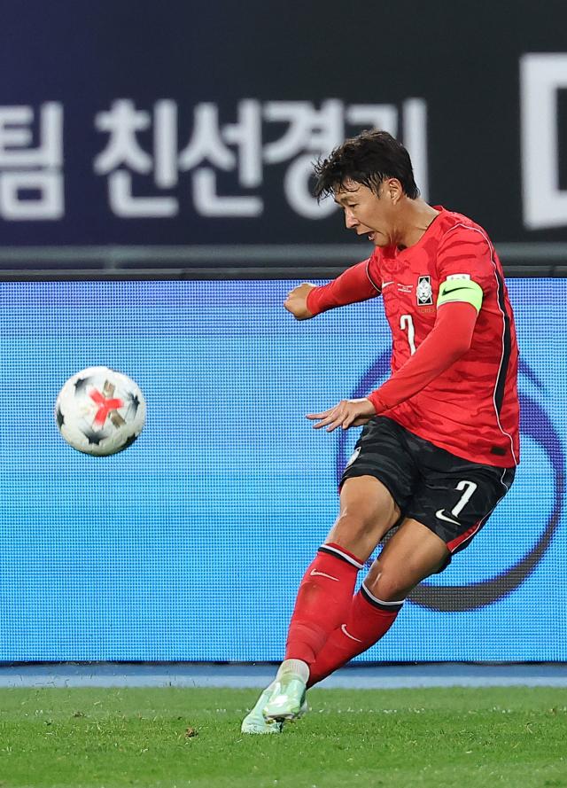 6일 경기 용인시 용인미르스타디움에서 열린 축구 국가대표팀 평가전 대한민국과 우즈베키스탄의 경기 한국 손흥민이 프리킥을 하고 있다 사진연합뉴스