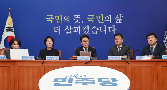 김민석 더불어민주당 대표가 7일 국회에서 열린 최고위원회의에 참석해 발언하고 있다사진연합뉴스