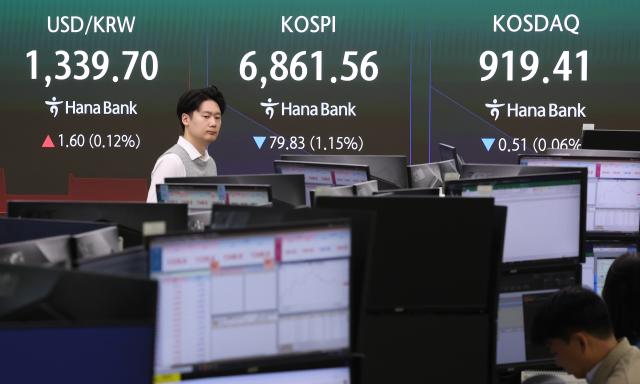7일 오전 서울 하나은행 딜링룸 모습 사진연합뉴스