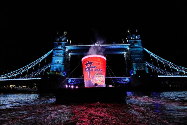 Nongshim lanza una campaña con un gigantesco vaso de Shin Ramyun de 6 metros en el Támesis de Londres