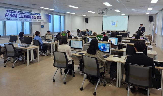 전남바이오진흥원이 7일 신안군청 전산실에서 지역 기업 관계자 등을 대상으로 ‘AI 활용 디지털 마케팅 교육’을 진행하고 있다 이날 교육에서는 마케팅·SNS 활용 전략과 챗GPT를 활용한 제품 분석 및 상세페이지 기획·제작 등 실무형 교육이 진행됐다사진전남바이오진흥원