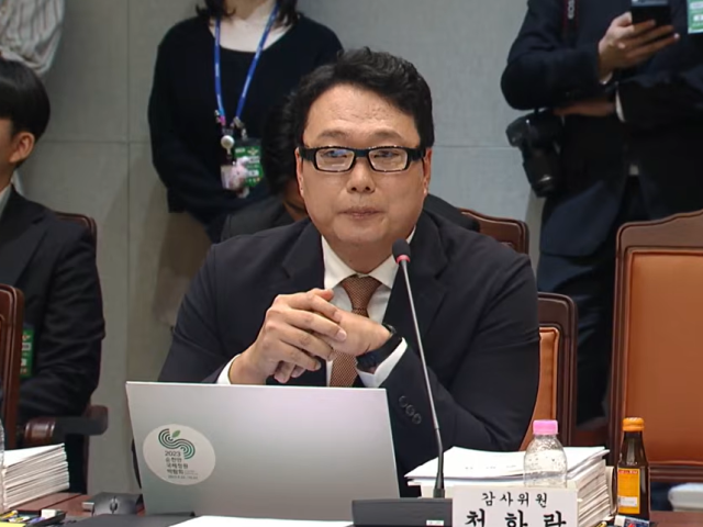 천하람 개혁신당 의원이 7일 스마트안경을 착용하고 국방부 국정감사장에 참석해 군의 보안 문제를 지적하고 있다사진국회방송 캡처