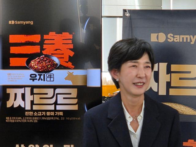 김정수 삼양식품 회장이 7일 서울 명동 삼양라운드스퀘어 사옥에서 열린 짜장라면 ‘짜르르’ 출시 100일 기념 미디어 시식회에서 인사말을 하고 있다 사진조재형 기자