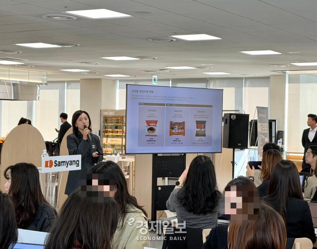 7일 서울 중구 삼양식품 명동 본사에서 열린 짜르르 미디어 시식회에서 채혜영 삼양식품 상품본부장이 설명하고 있는 모습 사진정보운 기자