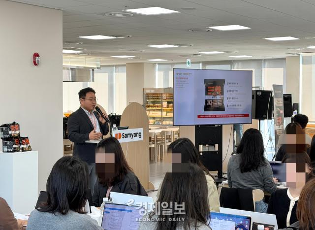 짜르르 미디어 시식회에서 이병훈 삼양식품 연구소장이 설명하고 있는 모습 사진정보운 기자