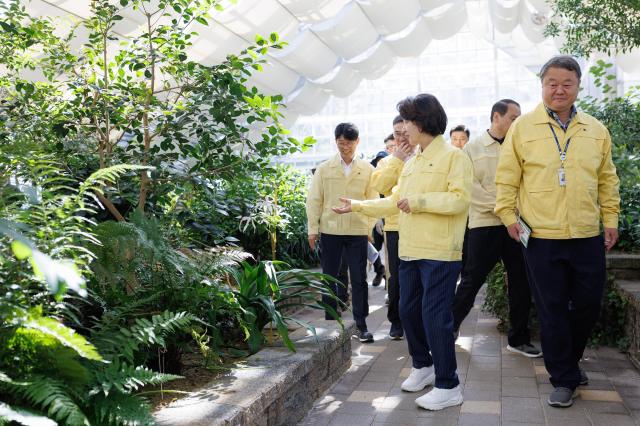 7일 오전 오산시 물향기수목원에서 추미애 경기도지사가 현황 보고를 받은 뒤 관계자들과 함께 현장순회를 하고 있다 사진경기도