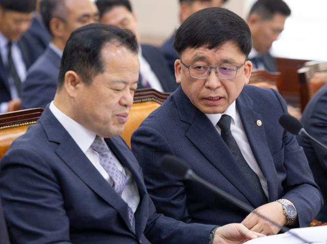 중앙선거관리위원회 위철환 위원장 직무대행왼쪽과 강동완 사무총장 대리가 7일 국회에서 열린 행정안전위원회 국정감사에 출석해 서로 대화하고 있다 사진연합뉴스