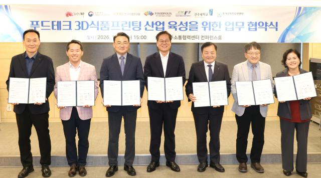 조지훈 전주시장가운데이 6개 기관과 ‘푸드테크 3D 식품프린팅 산업 육성을 위한 업무협약’을 체결하고 있다사진전주시