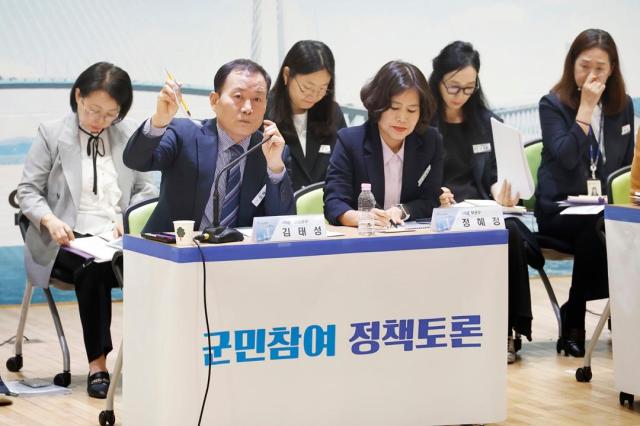 김태성 신안군수가 7일 신안군청에서 열린 군민참여 정책토론회에서 주민 의견을 듣고 정책 현안에 대해 발언하고 있다 이날 토론회는 ‘신안군민이 함께 키우는 아이돌봄’을 주제로 정책자문위원과 주민 관계 공무원 등 200여 명이 참여했다사진신안군