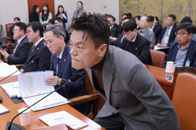 박진영 대중문화교류위원회 공동위원장이 7일 국회 문화체육관광위원회 국정감사에서 업무보고를 마친 후 자리에 앉고 있다 사진연합뉴스