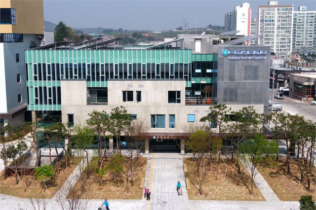 전남광주통합특별시 무안군보건소 전경 무안군은 장애인과 어르신 유아차 이용자 등 이동약자의 음식점 이용 편의를 높이기 위해 업소당 최대 80만원의 경사로 설치비를 지원하고 오는 20일까지 참여업소를 추가 모집한다사진무안군