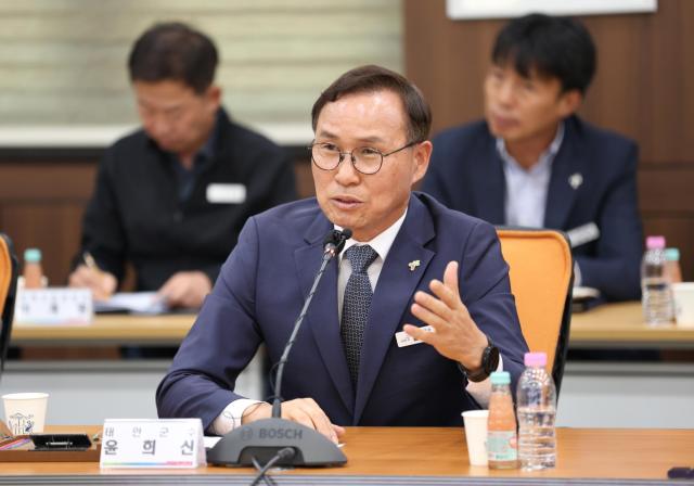 윤희신 태안군수가 7일 군청 중회의실에서 열린 ‘민선 9기 출범 100일 언론인 간담회’에서 주요 군정 성과와 지역 현안에 대해 설명하고 있다사진태안군