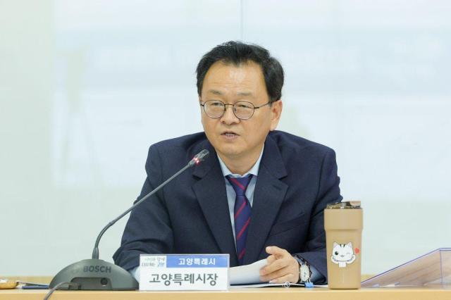민경선 고양특례시장이 고양시청 대회의실에서 생중계 시정회의를 열고 ‘규제개혁 및 제도개선 과제 공유 및 발굴’을 주제로 중앙정부와 경기도에 건의한 과제의 진행 상황을 점검했다 사진고양시