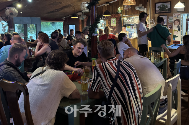 Một quán pub được nhiều du khách tìm đến ở khu vực trung tâm Phú Quốc Quán vẫn đông khách nước ngoài dù đã quá nửa đêm Ảnh tư liệu nhằm giúp độc giả hình dung Ảnh Phóng viên Kim Hye-in