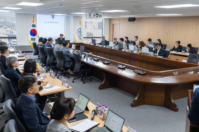 3기 진실·화해를위한과거사정리위원회가 7일 오후 서울 중구 위원회 대회의실에서 제6차 전원위원회를 열고 재일동포 인권침해 사건 직권조사 등 932건에 대한 조사개시 결정을 내리고 있다사진진실화해위원회