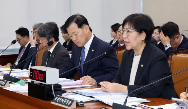 정은경 보건복지부 장관이 7일 국회에서 열린 보건복지위원회 국정감사에서 의원들의 질의에 답하고 있다사진연합뉴스