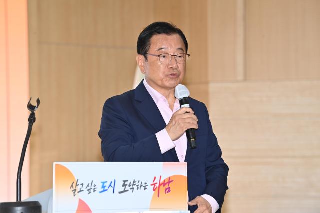 10월 월례회의에서 이현재 시장이 추석과 개천절 연휴 기간 비상근무와 현장 대응에 힘쓴 직원들의 노고를 격려하고 민선9기 주요 사업과 당면 현안에 대한 철저한 대응을 주문하고 있다 사진하남시