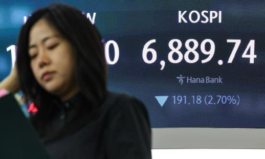 KOSPI slides nearly 2% as Samsung earnings caution weighs 