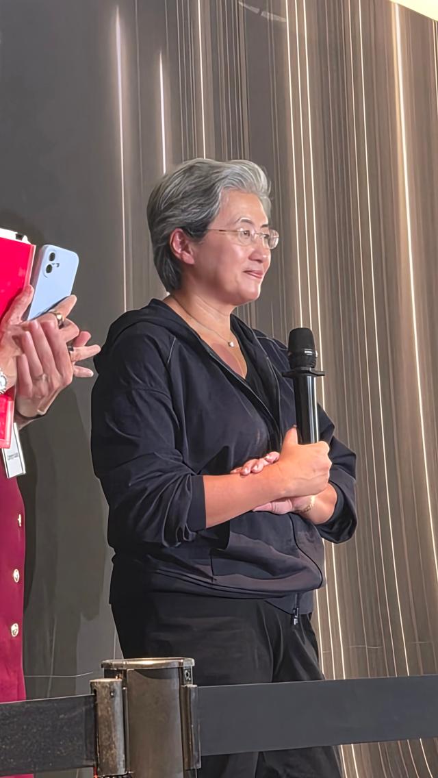 AMD CEO Lisa Sue talks to reporter at a press event AJP Candice Kim