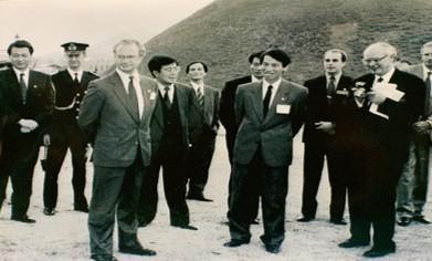 Choe Chong-pil professor of archaeology at Sejong University and son of Choe Nam-ju explains to King Carl XVI Gustaf of Sweden the history of the late King Gustaf VI Adolf’s excavation at the ancient Seobong Tomb in Gyeongju on November 17 1994 Courtesy of Choe Chong-dae