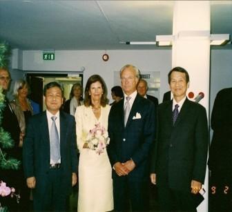 King Carl XVI Gustaf of Sweden third from left and Queen Silvia second from left pose with Choe Chong-dae left columnist and Choe Chong-pil professor of archaeology at Sejong University during the reopening ceremony of the Museum of Far Eastern Antiquities in Stockholm on September 2 2004 Courtesy of Choe Chong-dae