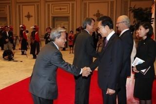 At the welcoming dinner for the King and Queen of Sweden hosted by the President of Korea at the Blue House on the evening of May 30 2012 Choe Chong-dae greets President Lee Myung-bak while his brother Choe Chong-pil converses with Swedish King Carl XVI Gustaf courtesy of Choe Chong-dae