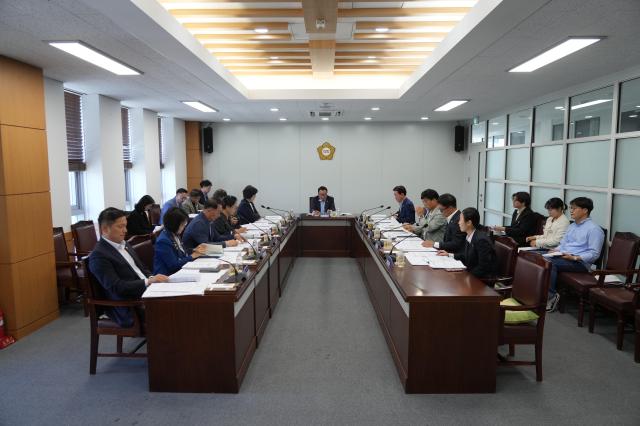 영천시의회는 6일 ‘10월 정례간담회’를 열고 영천시가 제출한 행정기구 개편 계획 및 주요 사업추진 현황을 점검했다사진영천시의회