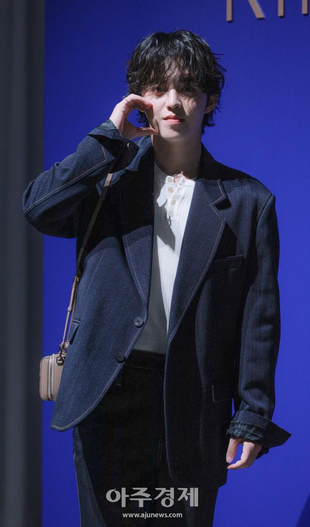 S.Coups de Seventeen posa tímidamente en evento de Rimowa