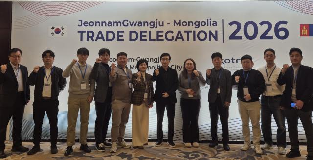 전남광주통합특별시가 최근 몽골 울란바토르에 파견한 ‘2026 중앙아시아 시장개척단’ 참여 기업과 관계자들이 현지 수출상담회에서 기념촬영을 하고 있다 몽골 상담회에서는 지역 기업들이 총 46만달러 규모의 수출협약을 체결했다사진전남광주통합특별시
