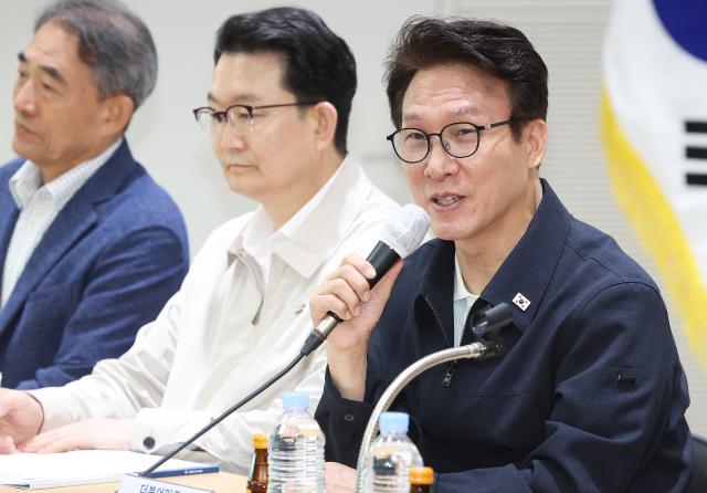 김민석 더불어민주당 대표가 8일 경기도 안성시 미양면 행정복지센터에서 열린 수확철 농업 현장 방문 및 농업인 간담회에서 발언하고 있다사진연합뉴스