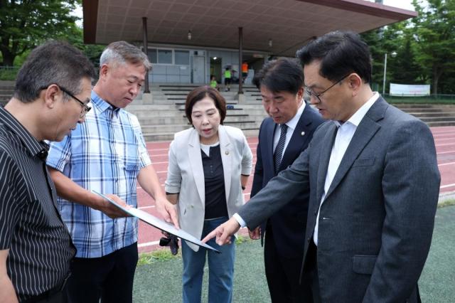 민경선 시장이 중산체육공원 현장을 방문해 점검하고 있다 사진고양시