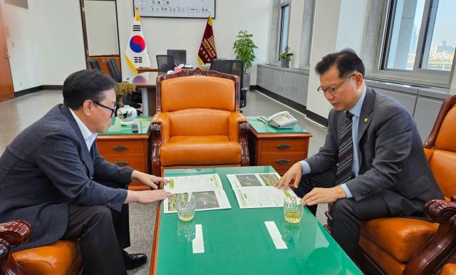 최상기 인제군수가 지난 7일 국회를 방문해 지방교부세 제도 보완과 기린면 진동리 자연재해위험개선지구 정비사업의 국비 지원을 건의하고 있다사진인제군