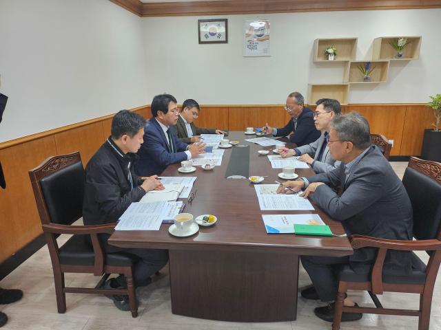 최원용 시장이 지난 7일 시민들의 대중교통 이용 편의를 높이고 지역 내 교통 불편을 해소하기 위해 경기도 교통국장과 만나 주요 교통 현안에 대한 적극적인 지원과 협조를 요청했다 사진평택시