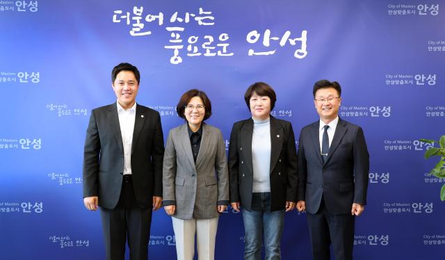 김보라 시장이 안성시의회와 시정 주요 현안을 공유하고 협력 방안을 모색하기 위한 ‘10월 정례 간담회’를 진행했다 사진안성시